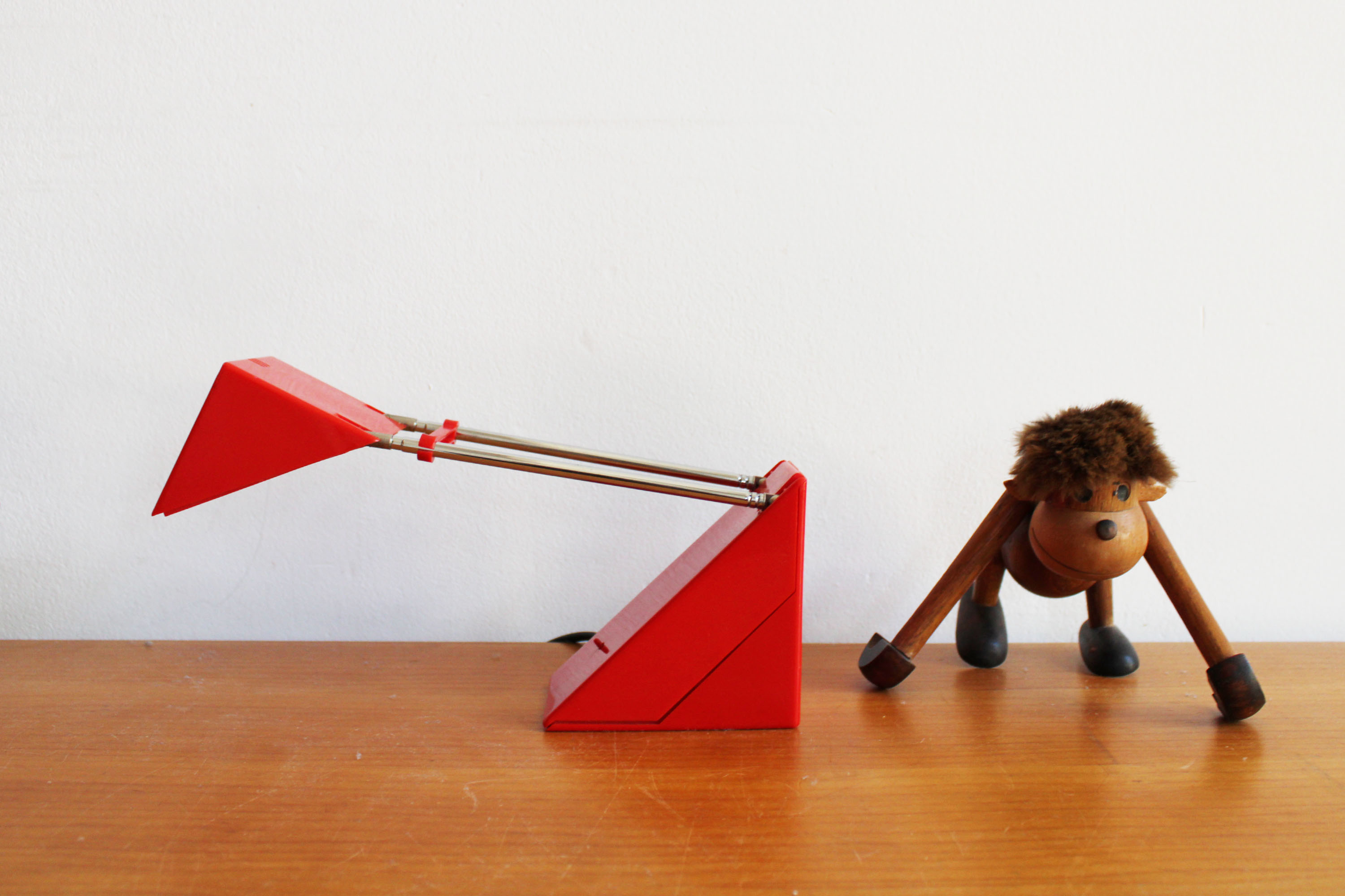 Rode vintage telescoop lamp. Retro design bureaulamp in Memphis stijl