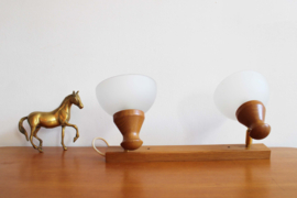 Houten vintage wandlamp met twee witte kappen. Retro lamp - Steinhauer