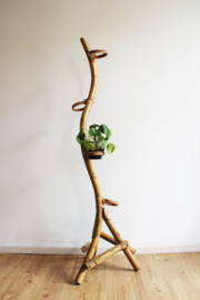 Vintage rotan plantenstandaard. Retro bamboe 'slang' voor plantjes, Bohemian/Ibiza stijl