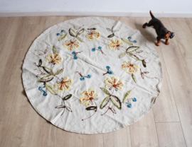 Handgemaakt vintage tafelkleed. Rond retro kleed met geborduude bloemen