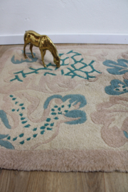 Handgemaakt vintage tapijt. Oosters vloerkleed in pasteltinten