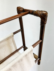 Rotan vintage krantenbak. Rieten retro lectuurbak / magazine holder