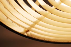 Vintage hanglamp met teak houten detail. Mid Century retro design lamp.