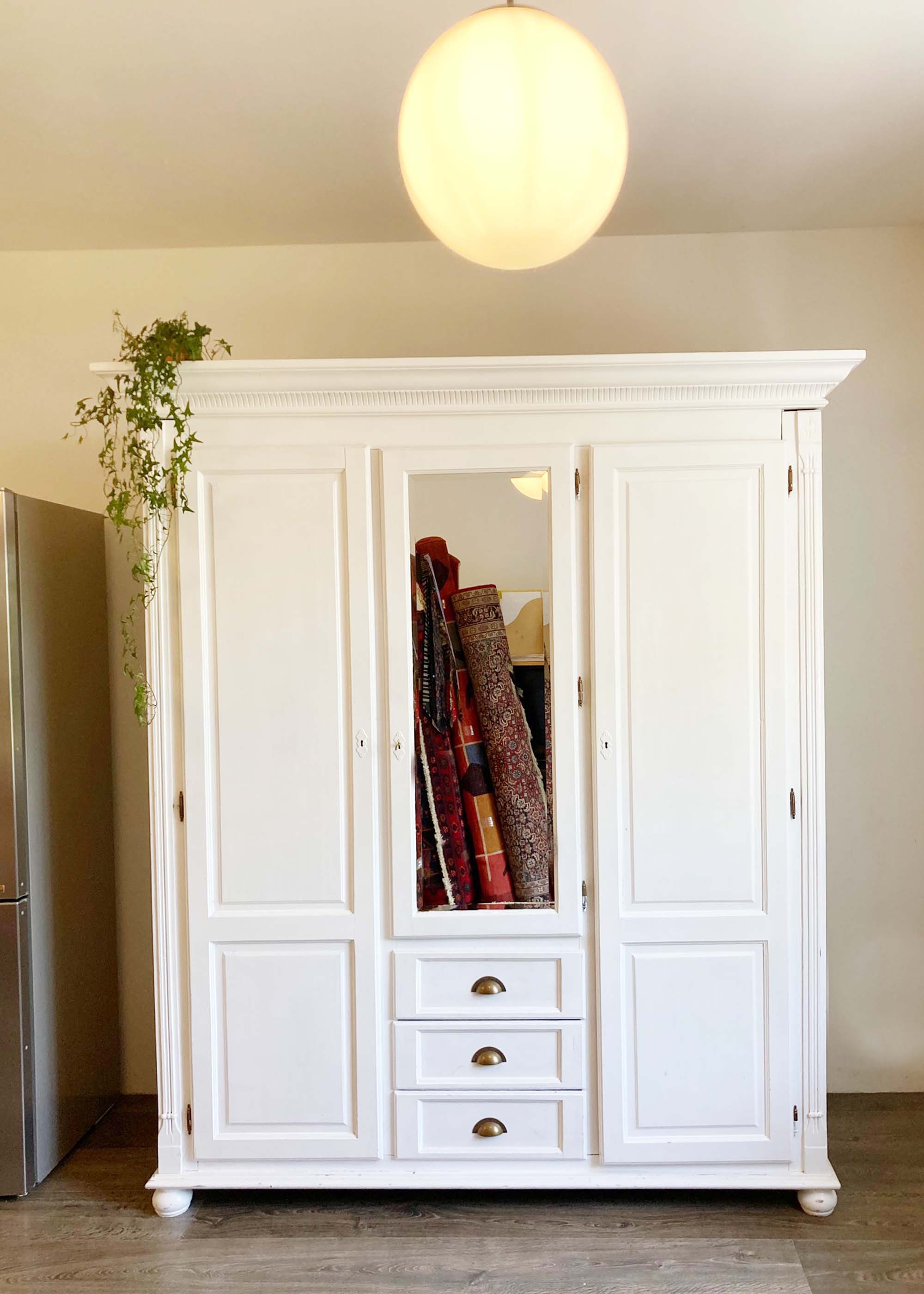 Grote witte vintage linnenkast. Houten brocante kast / kledingkast