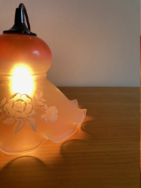 Glazen vintage lamp met bloemen. Vintage hanglamp van glas.