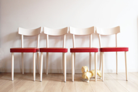 4 witte cafe stoelen met rode zitting. Set retro keukenstoelen.