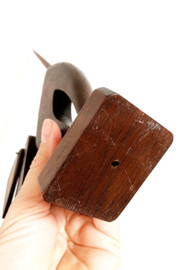 Houten vintage hondje. Retro Mid-century beeldje van een hond