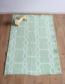 Vintage kinder deken met grafisch patroon. Mint groene / witte retro sprei.