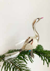 Glazen vintage kerstversiering-vogel. Antieke kerstbal op knijpertje