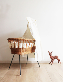 Prachtige rotan vintage wieg. Rieten boho bedje met hemeltje
