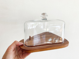Glazen kaasstolp op teakhouten plateau. Scandinavisch design - Akta Teak