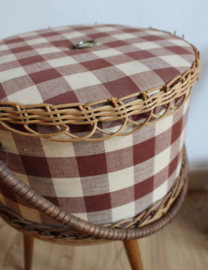 Vintage naaimand op houten pootjes. Retro mand/doos met rieten rand.