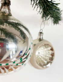 Set zilveren vintage kerstballen. Glazen kerstversiering, deukbal en stip