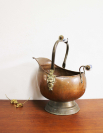 Antieke koperen kolenkit. Vintage bloempot / ketel met aardewerk handvat