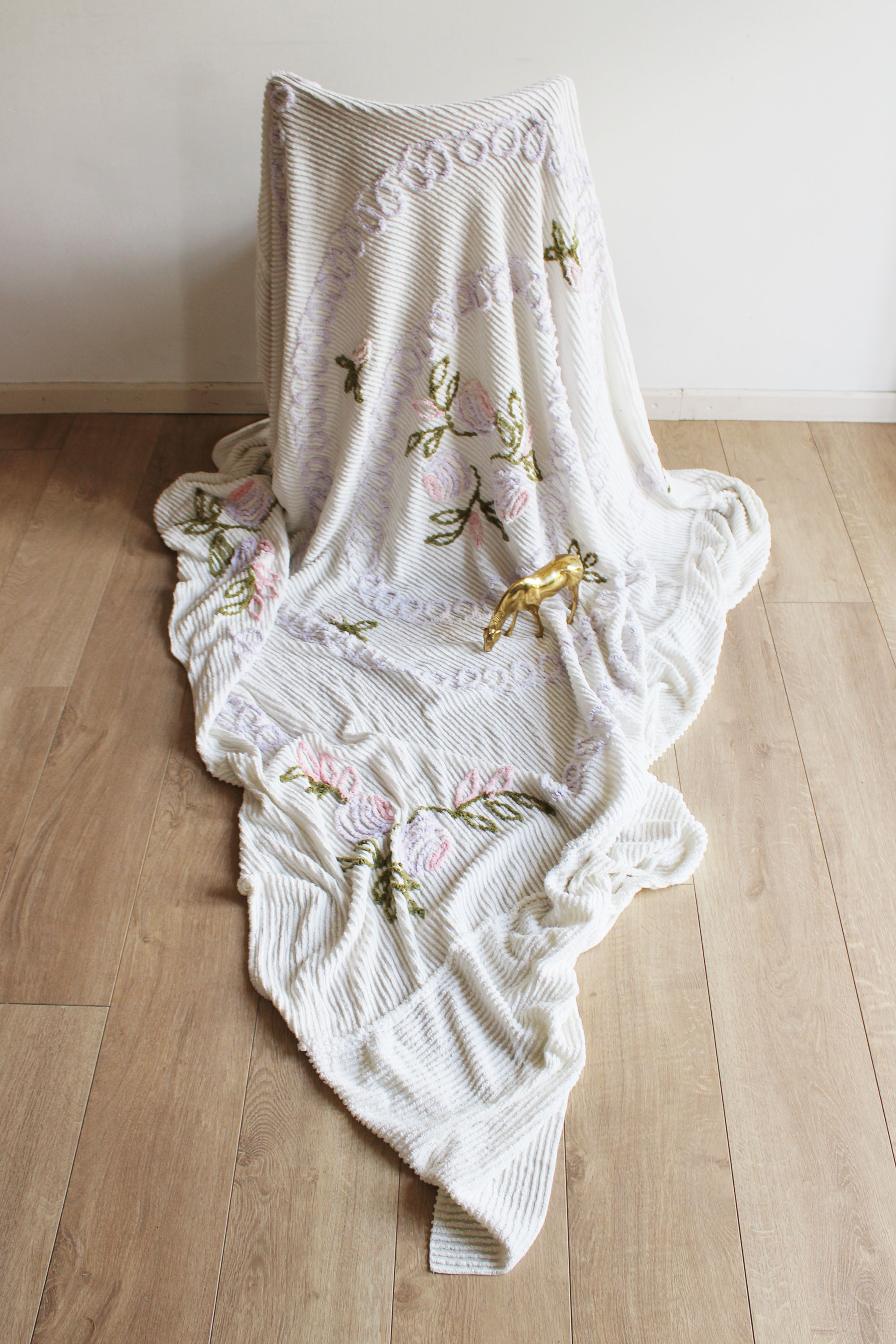 Witte vintage chenille sprei met bloemen. Retro sierdeken.