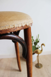 Vintage krukje met stoffen zitting. Houten retro kruk, Thonet?