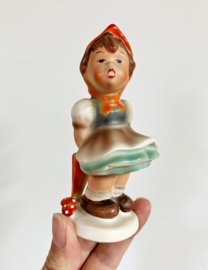 Keramieken meisje met paraplu en paddestoelen. Vintage Cortendorf beeldje - Hummel - Goebel stijl.