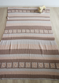Gehaakte vintage sprei met bloemen. Eenpersoons gestreepte sierdeken.