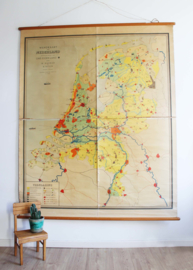 Grote vintage schoolkaart van Nederland.  Oude retro wandkaart, Holland