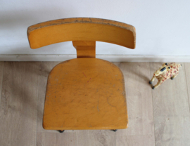Houten vintage schoolstoeltje. Originele retro kleuter / peuter stoel