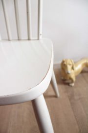 Witte vintage spijlenstoel. Houten retro stoel met Scandinavisch tintje