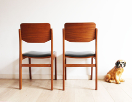 2 houten vintage stoelen met zwart skai-leer. Retro Mid Century stoeltjes