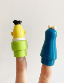 Vintage Fisher-Price poppetjes - Bert en Koekiemonster. Retro Little People Sesamstraat karakters.