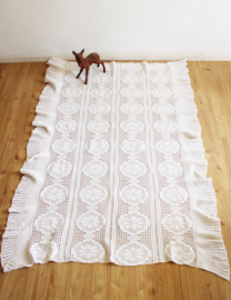 Romantische witte vintage sprei. Gehaakte Bohemian sierdeken/plaid