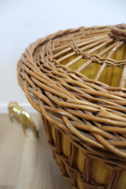 Vintage rotan mand met deksel. Rieten retro wasmand