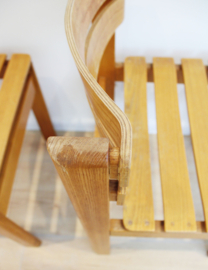 Set van 2 houten vintage stoelen. Retro stoel in Brutalist stijl