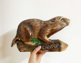 Groot gipsen vintage beeld van een bever. Vintage dieren beeld - Canada