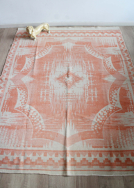 Roze / crème wollen vintage deken. Retro sprei / plaid - 157 x 200 cm.