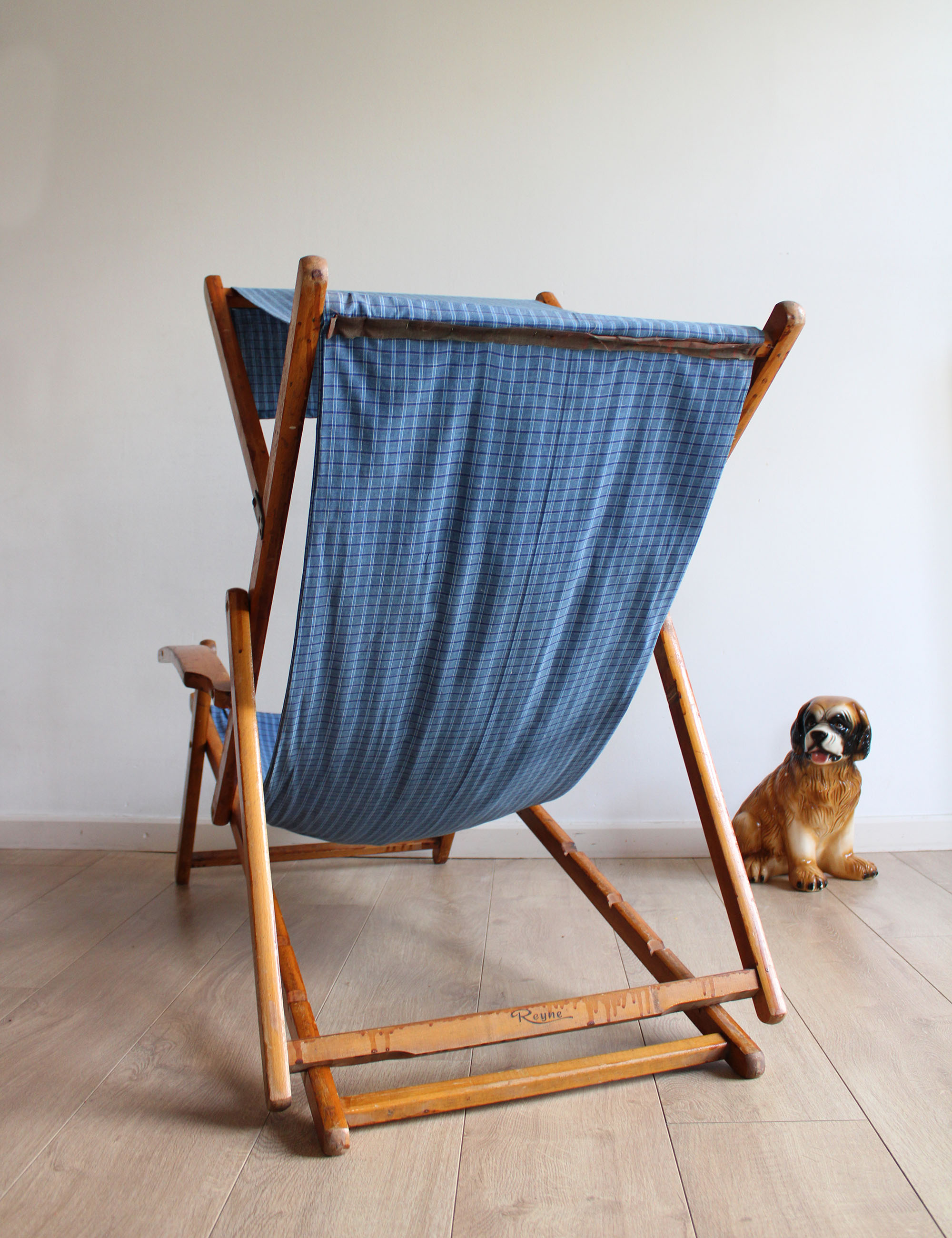 Houten vintage strandstoel met blauwe bekleding. Retro tuinstoel