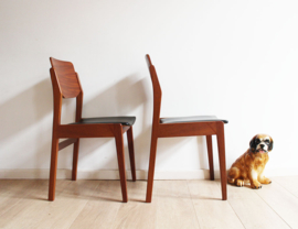 2 houten vintage stoelen met zwart skai-leer. Retro Mid Century stoeltjes