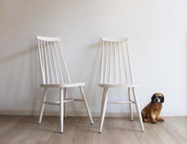 Set witte vintage spijlenstoelen met hoge rug. 2 houten retro keukenstoelen