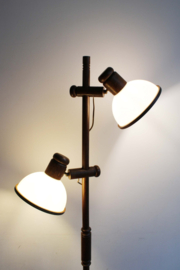 Houten vintage vloerlamp met witte kappen. Retro design lamp - Steinhauer