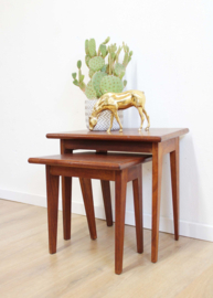 Houten vintage mimiset. 2 retro Mid Century tafeltjes / nesting tables