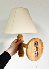 Houten vintage wandlamp met kap. Retro Wabi Sabi lampje
