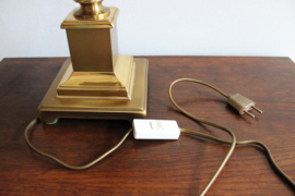 Goudkleurige tafellamp met beiga kap. Vintage Herda lamp