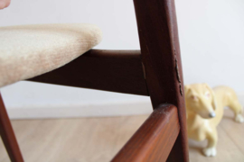 Houten vintage stoeltje. Mid Century retro slaapkamer stoel