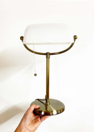 Witte klassieke bankiers/ notarislamp. Goudkleurige bureaulamp
