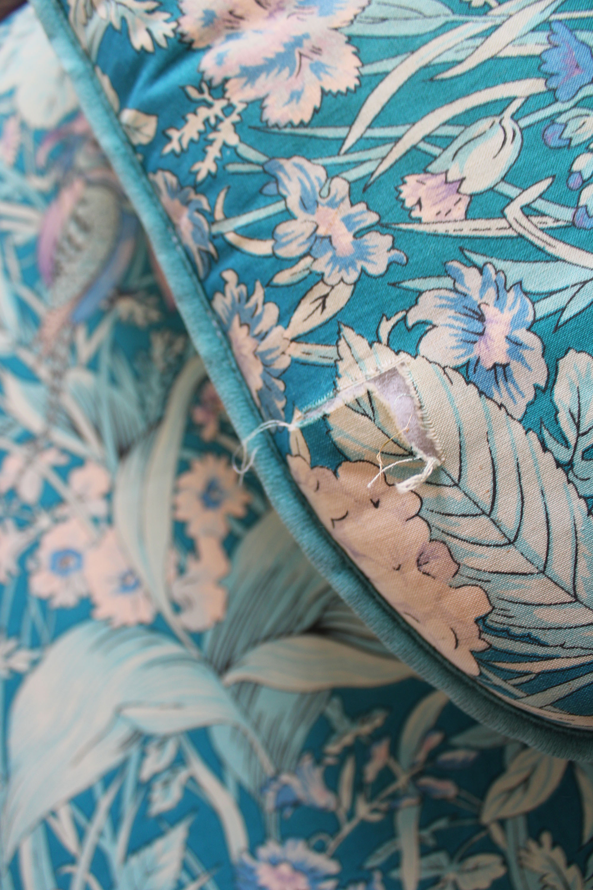 Set van 4 vintage tuinstoelkussens. Vier retro kussens met bloemen en vogels