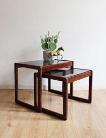 Vintage mimiset van hout en glas. 2 retro design tafeltjes / nesting tables