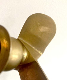 Kleine vintage kandelaar in de vorm van een schroef. Messing kandelaartje