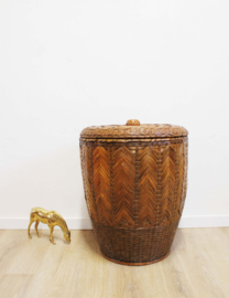 Grote vintage wicker mand met deksel. Rieten retro wasmand