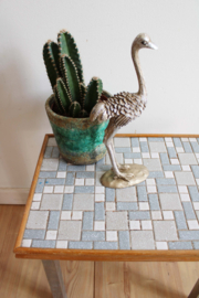 Vintage tafeltje met tegeltjes blad. Retro plantentafel/bijzettafel