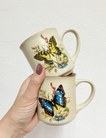 Set vintage theekoppen met vlinders. Twee aardewerk retro kopjes / mokken