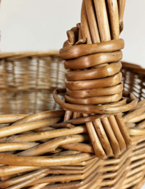 Boho rotan mandje / picknickmand. Rieten vintage mand met hengsel.