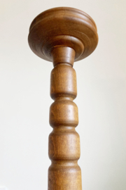Grote houten vintage kandelaar voor stompkaars. Brutalist kaarsen houder