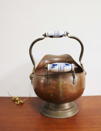 Antieke koperen kolenkit. Vintage bloempot / ketel met aardewerk handvat